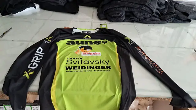 Motocross-Trikot in Neongelb und Schwarz mit Sponsorenlogos